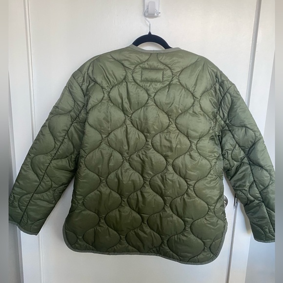 Aritzia Babaton Evergreen Quilted Jacket in green. Size small. NWT. - Picture 3 of 4